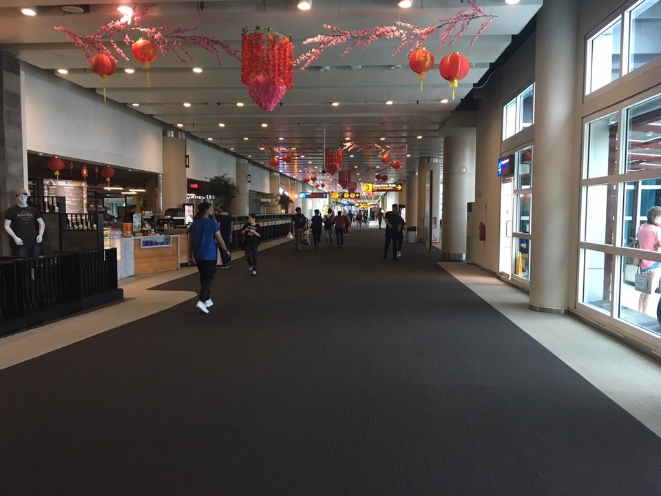 Taiwan - Dayuan - Lange Gänge im Flughafen von Denpasar