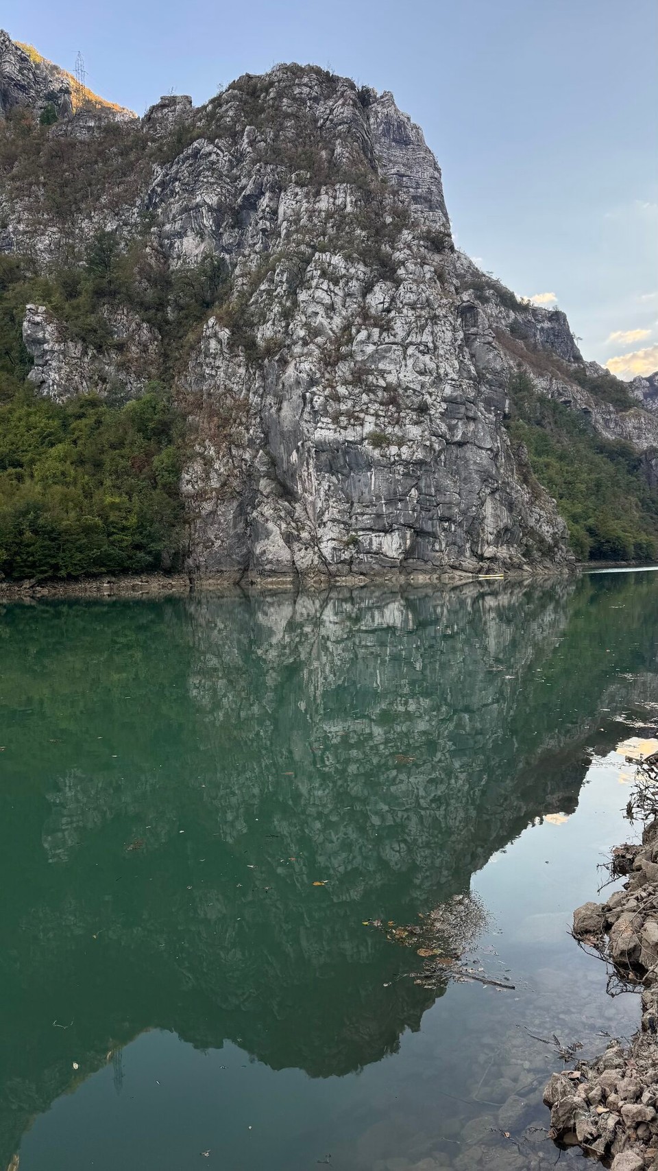 Bosnien und Herzegowina - Mostar - Weiter geht unsere Fahrt zum Neretva Canyon. Hier fließt der bedeutendste Fluss der Herzegowina. Die Neretva ist 225 km lang, davon liegen 203 km in Bosnien und Herzegowina sowie 22 km in Kroatien.
Auch hier ist das Wasser so klar und glatt, dass sich darin alles spiegelt.