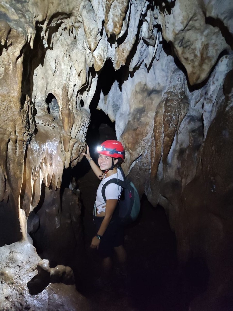 Guatemala - San Benito - Ausgestattet mit Helm und Stirnlampe haben wir knapp 1,5h die Höhle erkundet 🧭 