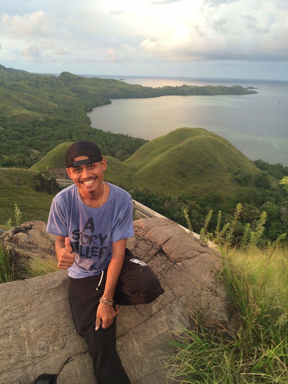 Indonesia - Labuan Bajo - Sandy showed me these place after I arrived. So happy that we run up the hill (still with the helmet on my head 🏍 ) 

Because the day before he was 10 min. too late for the sunset. 🌅 