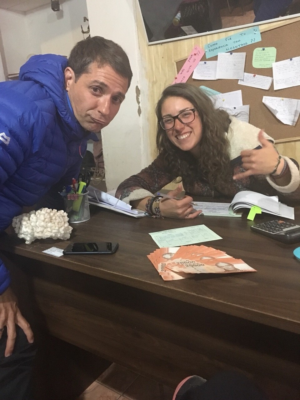 Chile - San Pedro de Atacama - Unser 3-Tages Trip nach Uyuni kostet nicht wenig. Die Beraterin (Marta) im Traveloffice freut sich - Beni weniger...