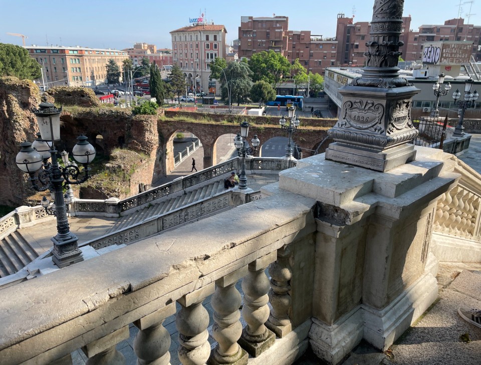 Italien - Bologna - Treppenaufgang des Park della Montagnola 