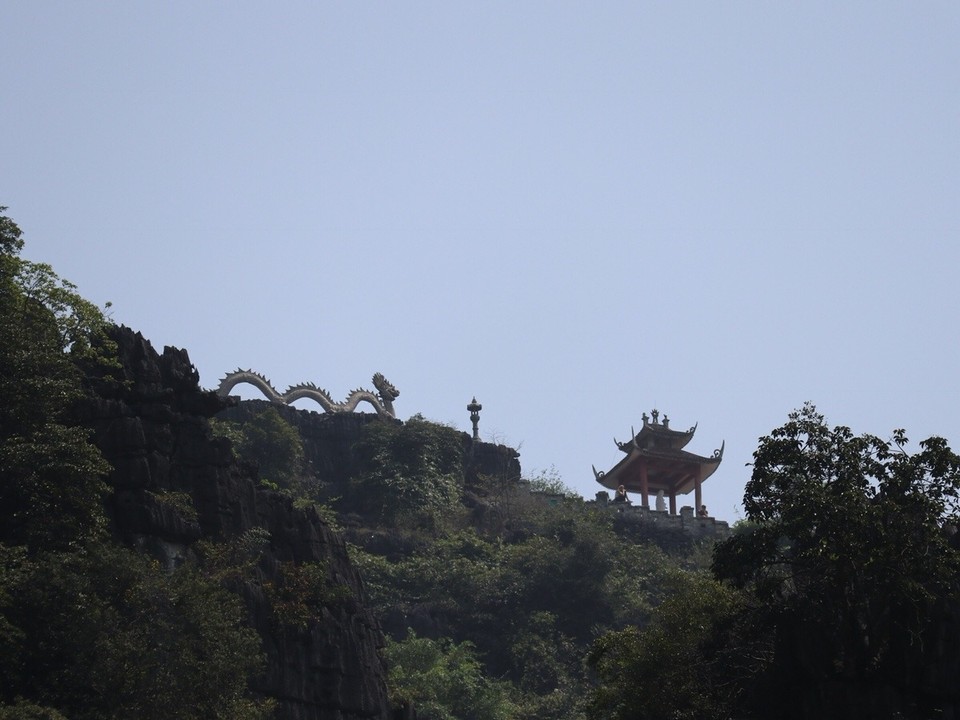 Vietnam - Ninh Bình - Chinesischer Tempel günstig gelegen auf dem Berggipfel...