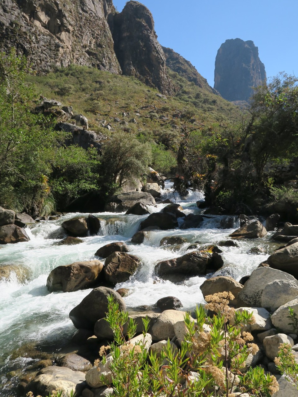 Peru - Áncash - J4 : redescente, 3h de marche mais que dans de la pierre, ce qui nous a valu quelques glissades