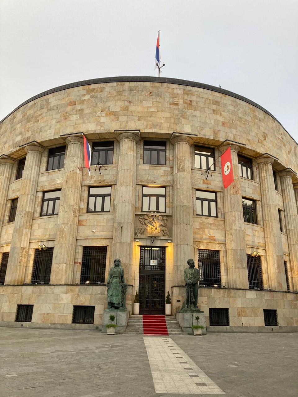 Bosnien und Herzegowina - Banja Luka - Hier wird der rote Teppich nicht nur für Stars ausgerollt - der Präsidentenpalast der Republik Srpska