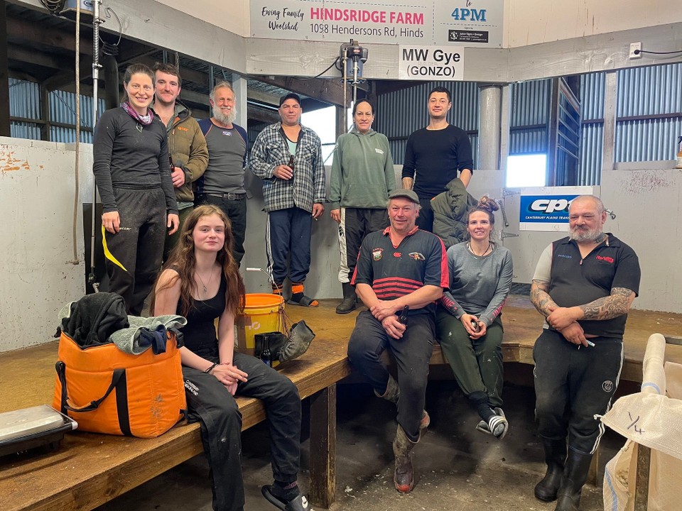 Neuseeland - Geraldine - Sieben Schärer (S) und vier Zuarbeiter (Z): neben mir Sam (S), Richard (S), Lee (S), Jaz (Z), Shane (S), vor mir Kira (Z), Tony/ Rocket (S, Mein Contractor), Emily (S) und Tim (Z)
Und einer wollte nicht mit aufs Bild 🤷🏻‍♀️