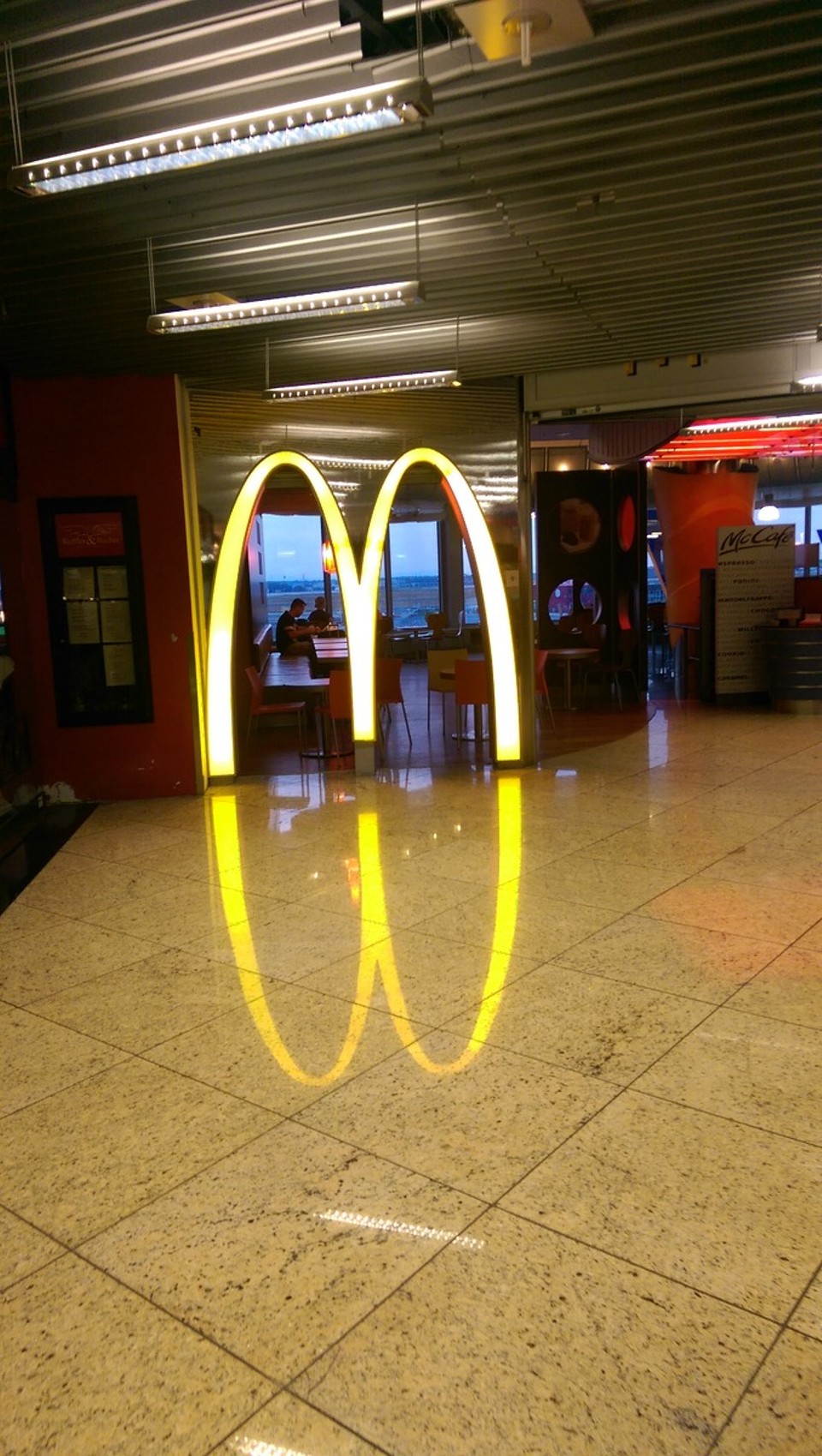 Deutschland - Frankfurt am Main - Noch ein schneller Snack vor dem Abflug😝