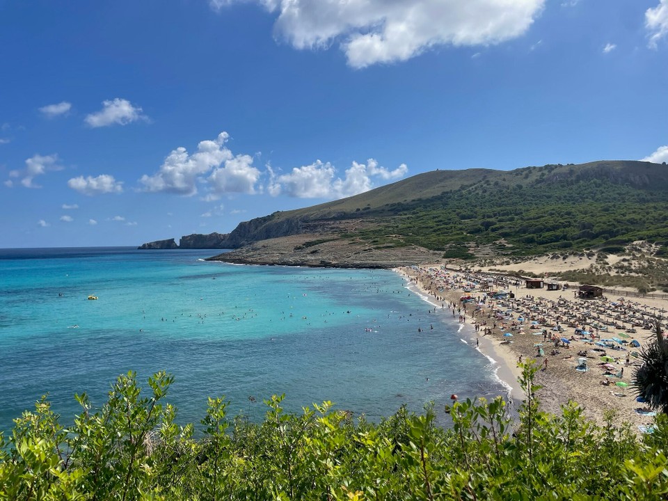 Spanien - Cala Mesquida - Am Cala Mesquida haben wir dann Parkplatz und einen Platz im Sand gefunden. Elias hat leider die Lust am Wasser immer noch nicht wiedergefunden.