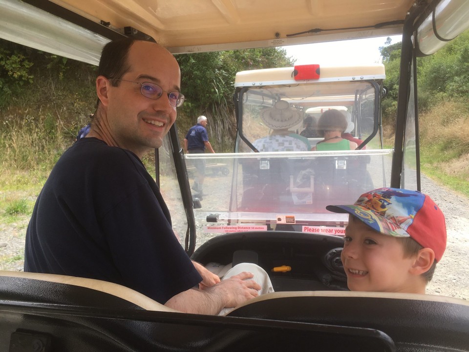 Neuseeland - Matiere - In Taumaranui machen wir die „Rail cart 5 tunnel tour“ von ForgottenWorldAdventures.
Mit dem Bus geht es von Tamumaranui zum Startpunkt in Okahukura.
Rail Carts sind umgebaute Golf—Wagen. 
