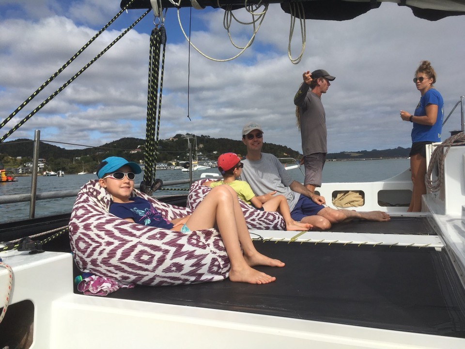 Neuseeland - Paihia - Das Boot ist mit 16 Passagieren ausgebucht. Auf der Hinfahrt bekommen wir die Plätze hinten. Im Hintergrund unser Kapitän und Kapitänin. Wegen fehlendem Wind erfolgt fast die ganze Hinfahrt mit Motor. Die Plätze sind sehr gemütlich.