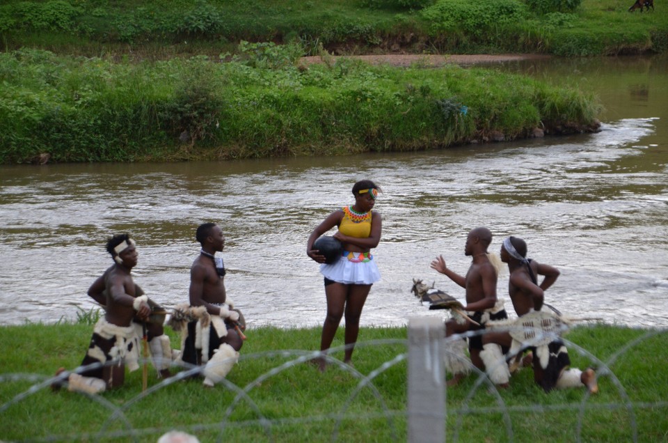 Südafrika - Durban - beim Floss bieden déi 4 emt Hand vum Meedchen