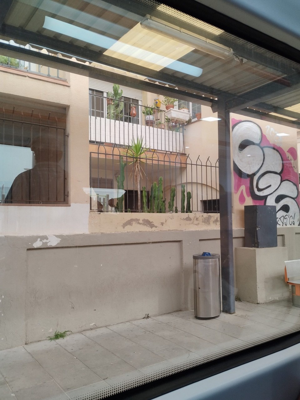 Spanien - Barcelona - Also die beiden Balkone haben die beste Aussicht...............auf die Zugstation 😜😜😜😜🤣🤣🤣🤣🤣