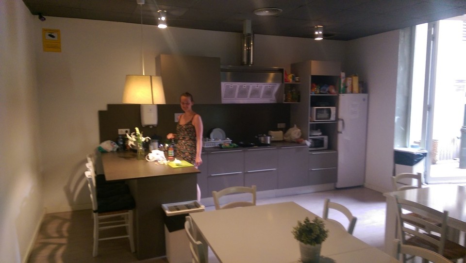 Spanien - Barcelona - Sehr cooles Hostel mit eigener Küche und Klimaanlage.