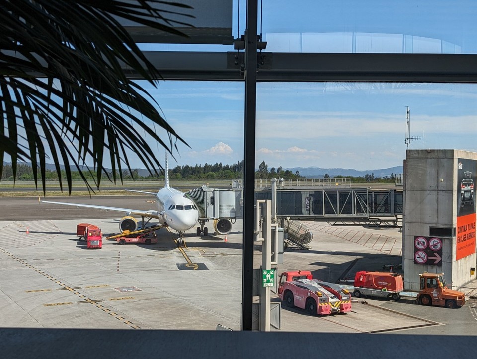 Spanien - Santiago de Compostela - Vom beschaulichen Flughafen aus geht es wieder zurück nach Frankfurt.
