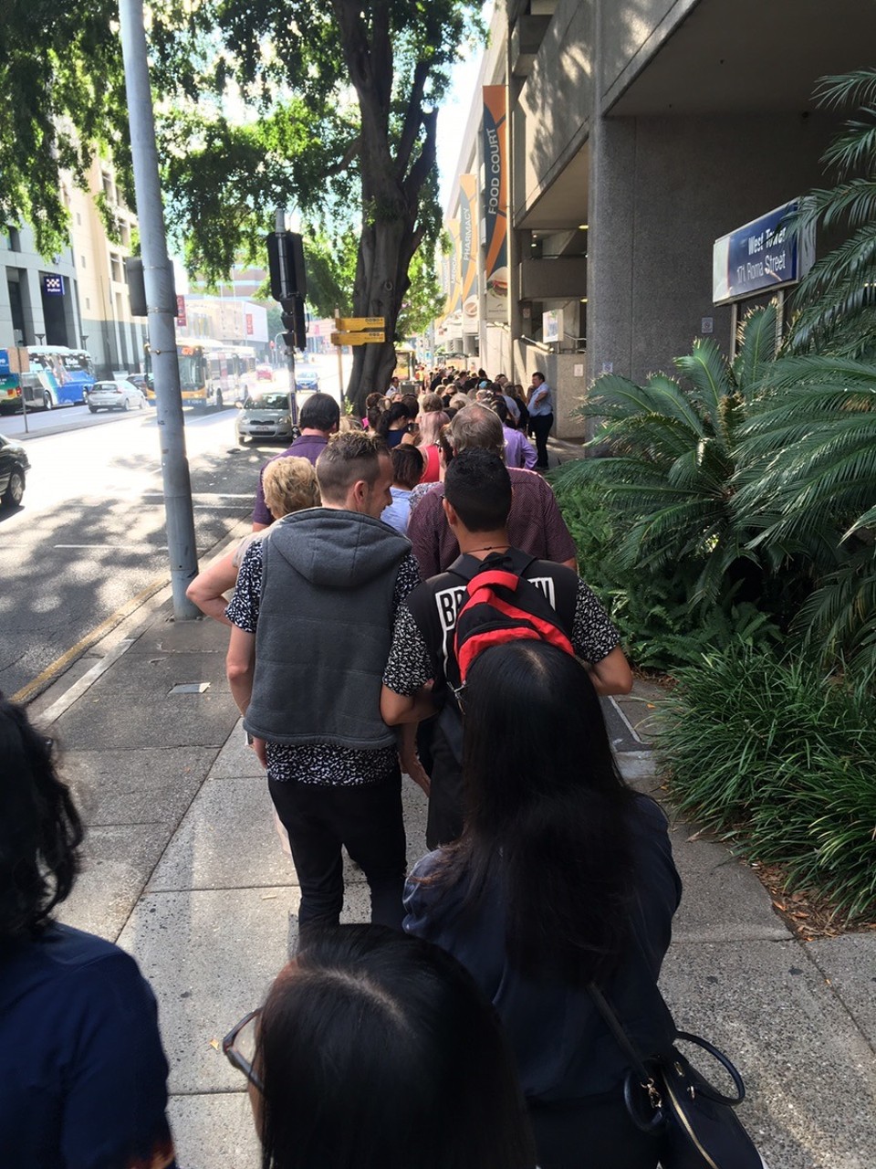 Australien - Woolloongabba - Schlange zum Shuttlebus. Aber Brisbane hat das super organisiert. Alle 2 Minuten ein bis. Ging ratzi fatzi 