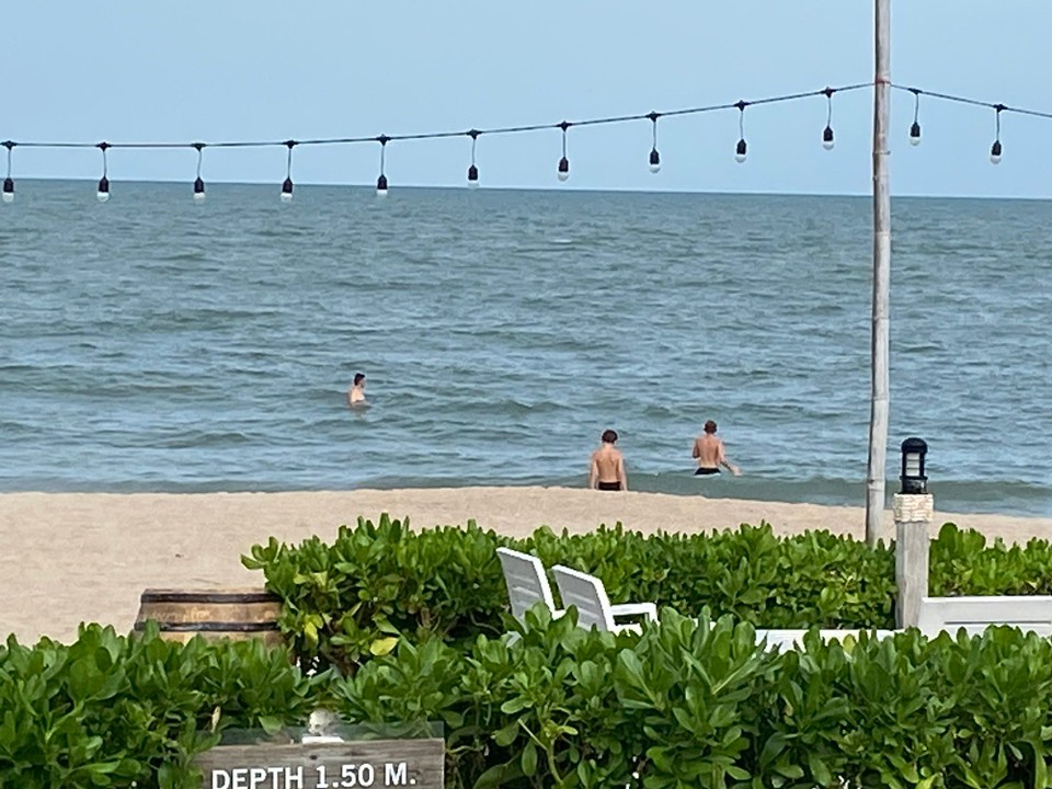 Thailand - Phetchaburi - Blick vom Pool zum Meer - die Jungs planschen im Salzwasser.