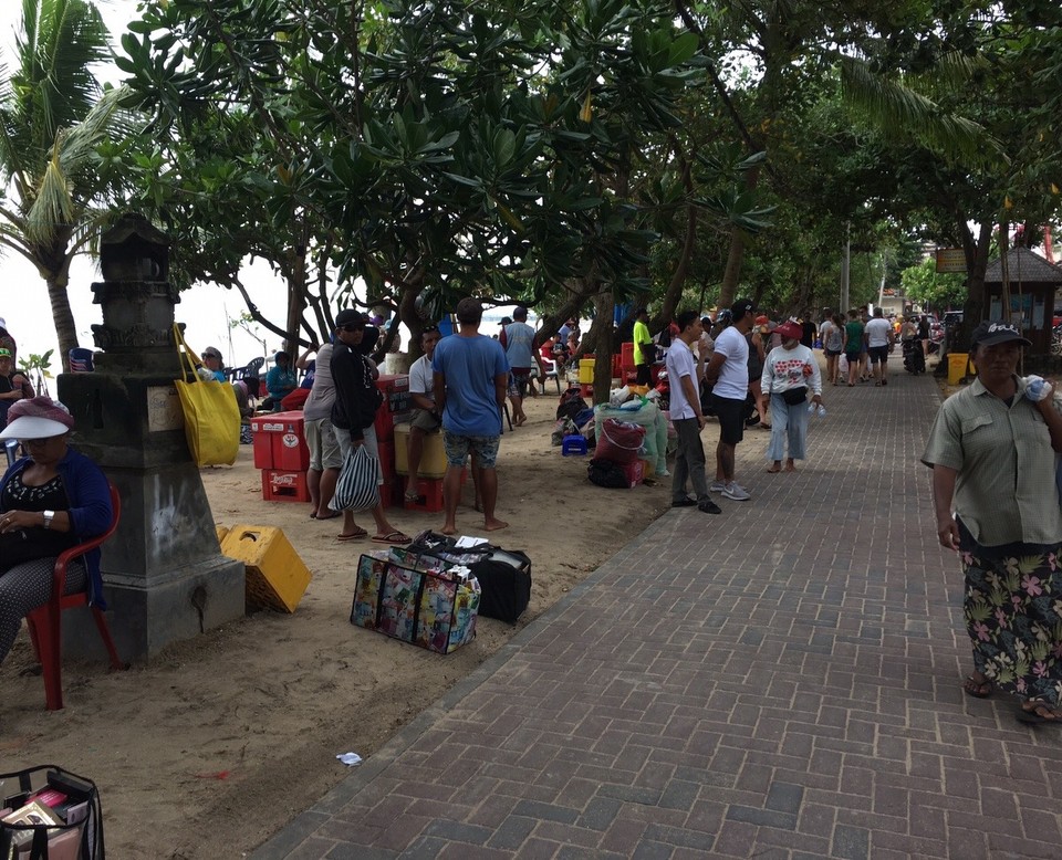 Indonesien - Badung - Überall Verkaufsstände am Strand
