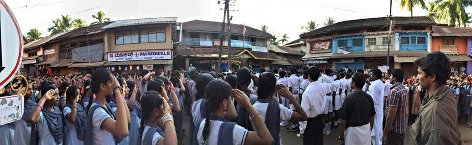 Indien - Gokarna - Die Fahne wird nach etlichen misslungenen Versuchen gehisst. 