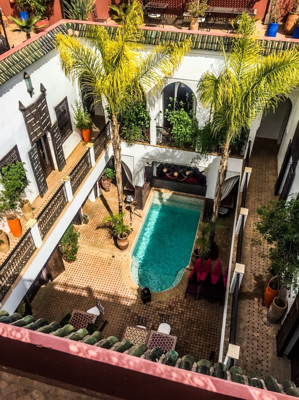 Marokko - Marrakesch - Wenn eine Badewanne zum Swimmingpool befördert wird.