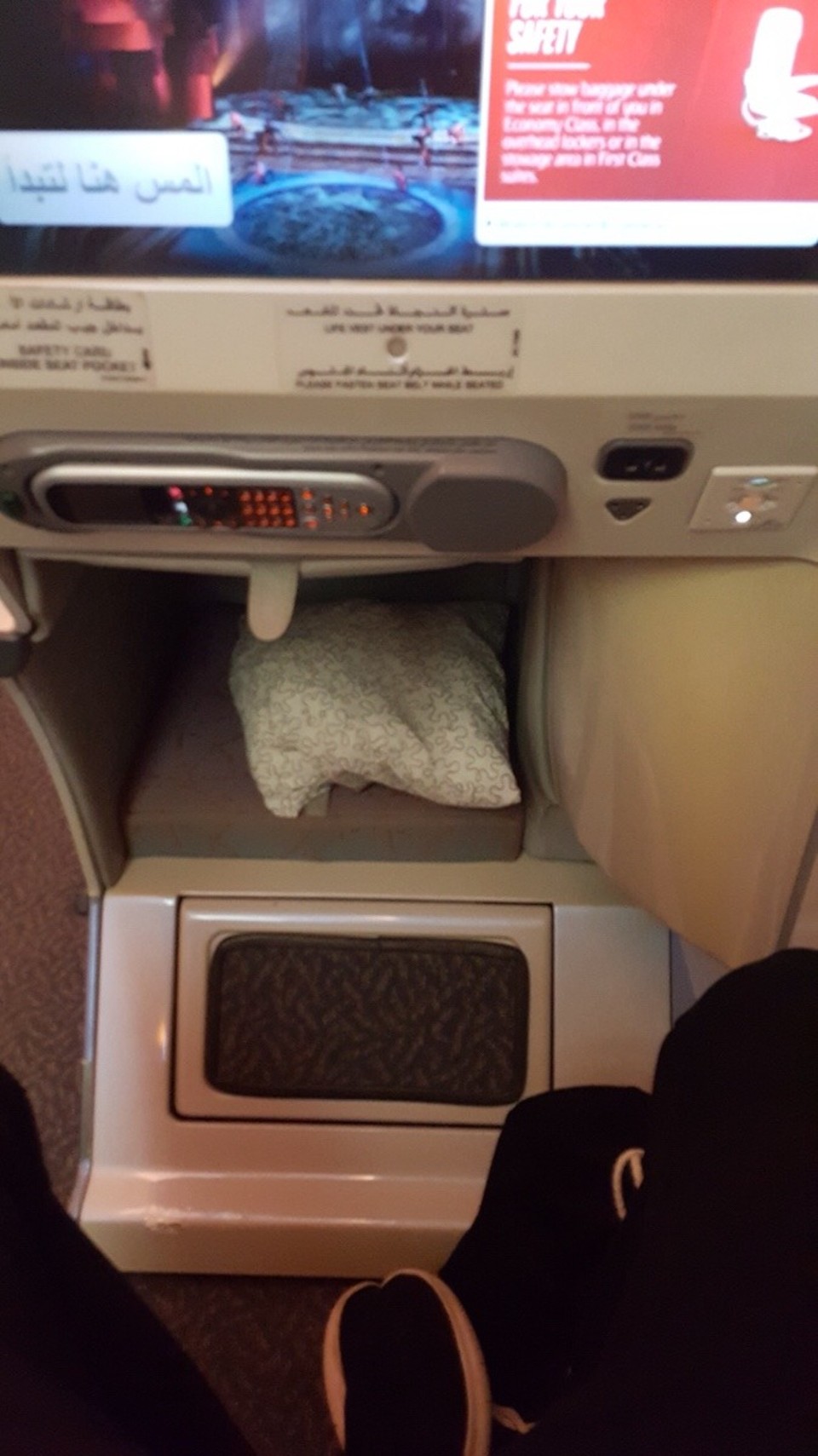 Vereinigte Arabische Emirate - Dubai - Meine Beinfreiheit in der Business class.