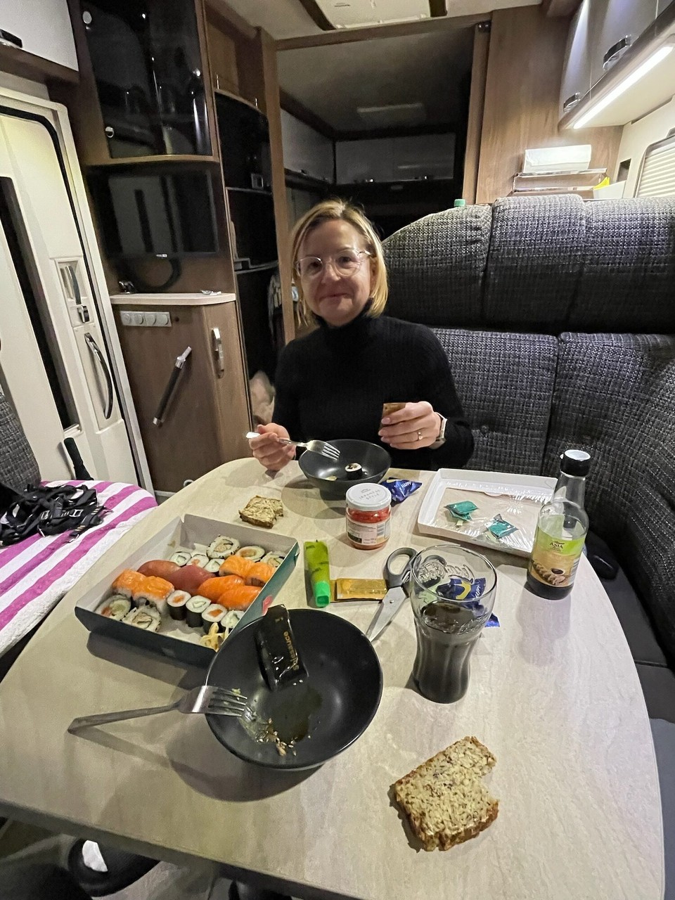 Deutschland - Monschau - Also machen wir es uns im Wohnmobil gemütlich mit lecker Sushi nebst erforderlichem Zubehör.