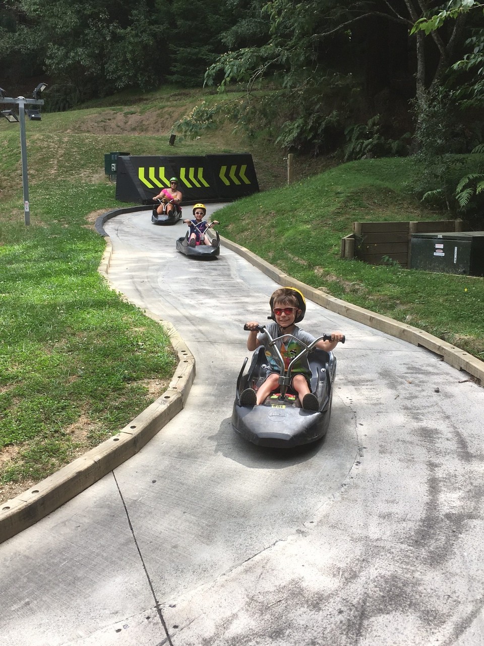 Neuseeland - Fairy Springs - Bei der letzten Abfahrt traut sich auch Nicolas auf eine eigene Luge.