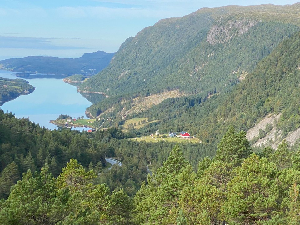 Norwegen - Averøy - Die Fahrt geht weiter vorbei am Fjord. Das Wasser lag soooo still, das es wie ein Spiegel wirkte. 