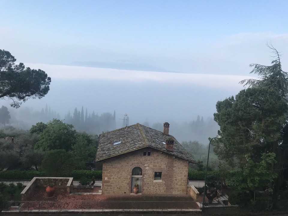 Italien - Pienza - Auch wenn in Wiesbaden gleichzeitig der Himmel nur blau war, hat die Nebelfront etwas fazinierendes, oder?