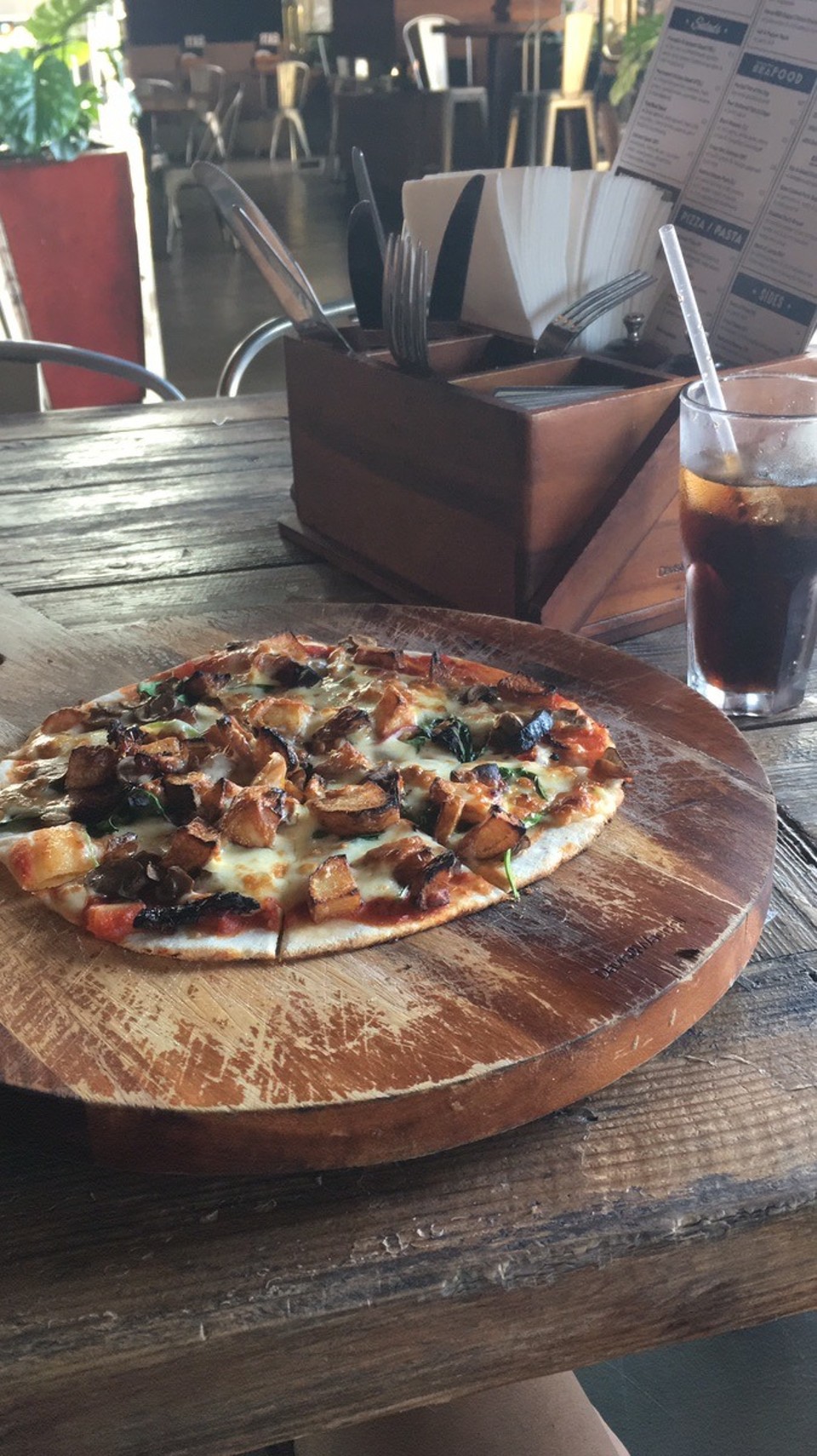Australien - Sydney - Zeit für eine lunch Pizza (glutenfrei) am Sydney Harbour. Musste einfach sein. Leicht überteuert aber war es wert. Nach übrigens einer Stunde Sightseeing gab es schon leicht rote Füße. Total krass wie doll die Sonne hier scheint. Aber die Pizza (drinnen gegessen) hat mich wohl gerettet. Genauso wie die Aloe Vera am Flughafen 😉