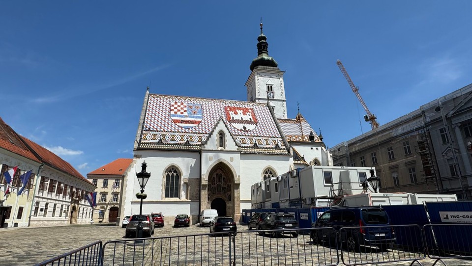 Slowenien - Ljubljana - Die berühmte Markuskirche. Sie ist das Wahrzeichen der Stadt und besticht durch ihr auffälliges, buntes Ziegeldach, das die Wappen von Kroatien und Zagreb zeigt. Leider auch hier eine halbe Baustelle.