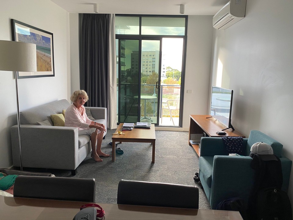 Australien - Rockingham - Nach dem Morgenessen richteten wir uns definitiv für einen längeren Verbleib  in diesem Appartement ein. Priorität hat den Husten zu kurieren.
Hier das Wohnzimmer..,