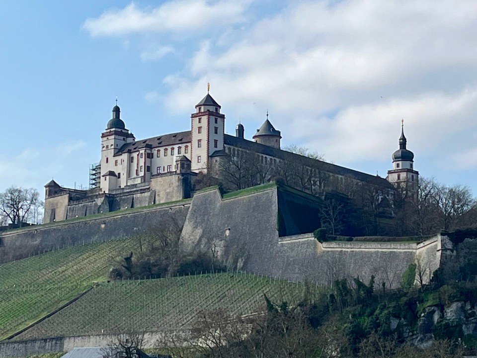 Deutschland - Würzburg - Blick auf auf das Fort Marienberg! Burganlage mit Historie
Das hat heute nicht mehr geklappt!
Von dort hat man einen atemberaubenden Ausblick! Das Fort ist ebenfalls unbedingt sehenswert! Es ist 1000 Jahre alt