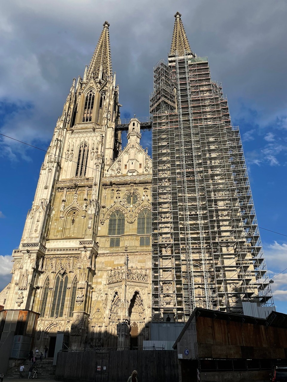 Deutschland - Regensburg - Dom - eine Seite wird wohl gerade hübsch gemacht 