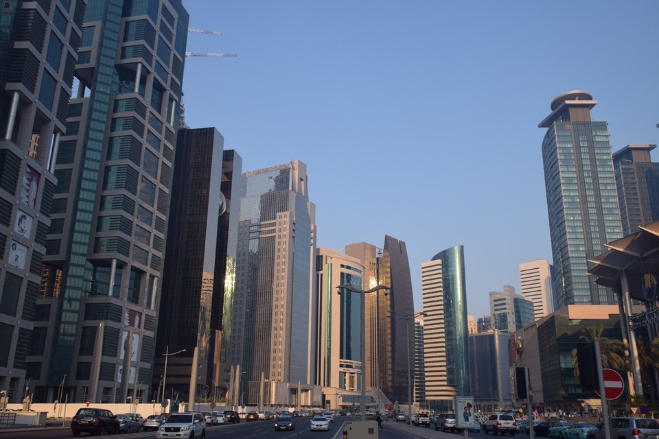 Katar - Doha - Hochhäuser und Baulärm.
Noch nicht mal die Metro fährt, ich frag mich wie die das bis zur WM schaffen wollen.