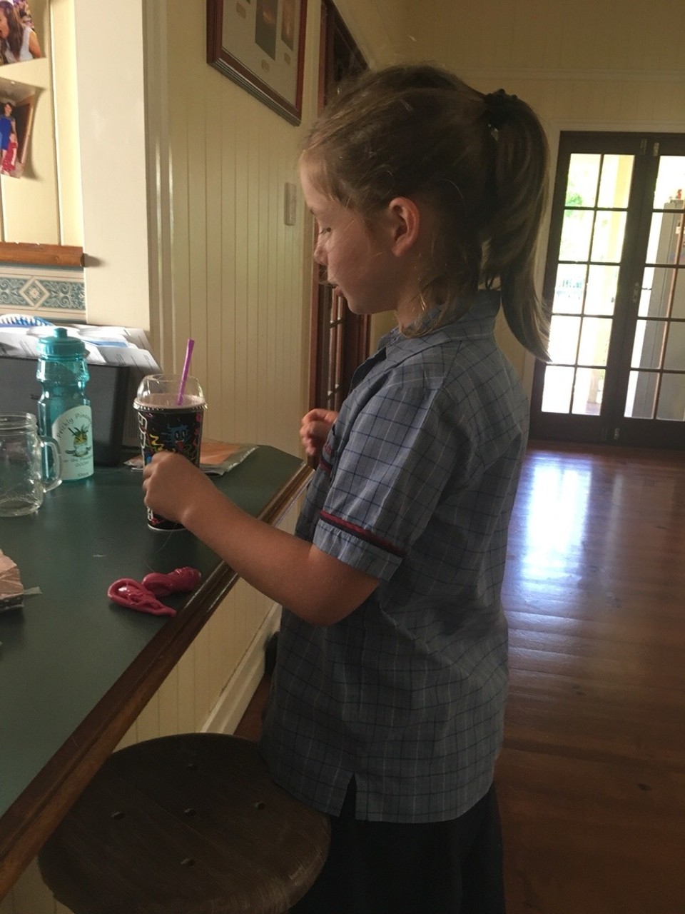 Australien - Maroochydore - Siân mit Schuluniform. 