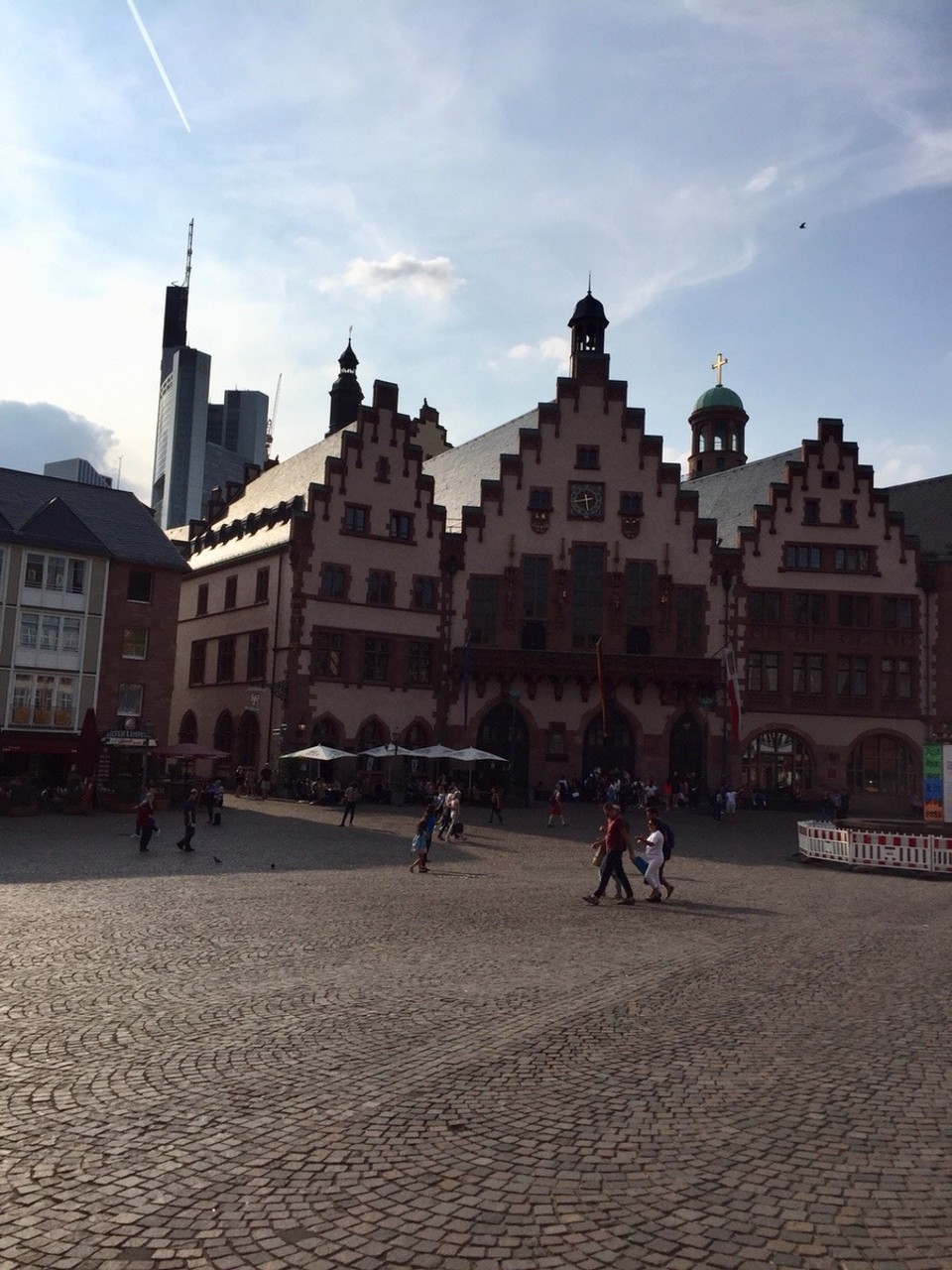 Deutschland - Frankfurt am Main - Blick vom Römerberg auf Altstadt mit Römer und skyline. Like it!