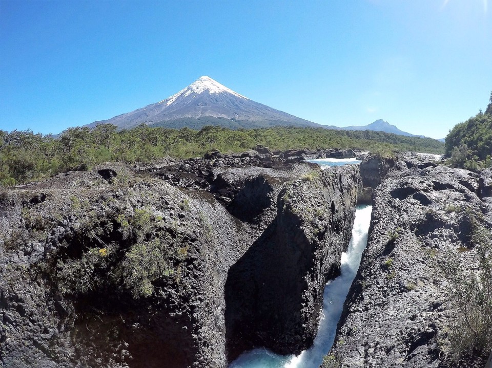 Chile - Puerto Montt - Die Petrohué-Stromschnellen, erkaltete Lava und im Hintergrund der Vulkan Osorno