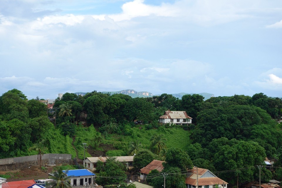 Madagaskar - Antsiranana - am Hannergrond ass d'Montagne des Français