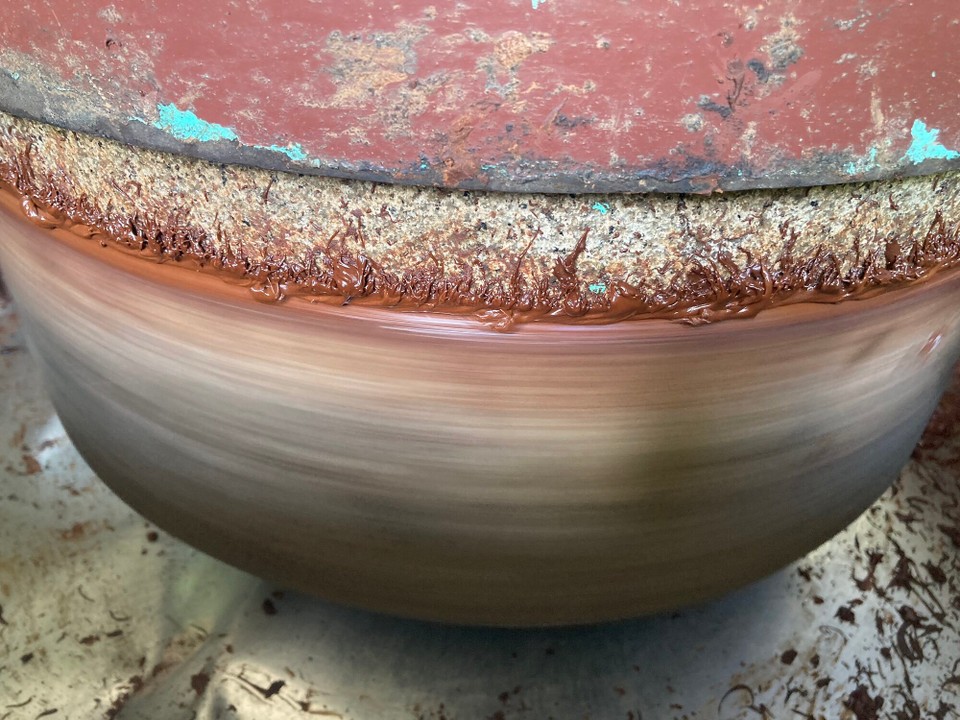 Vietnam - Can Tho - Im zweiten Mahlgang werden die Mahlsteine ganz dicht aneinander gebracht und die Schokonibs werden zu Schokolade zerrieben