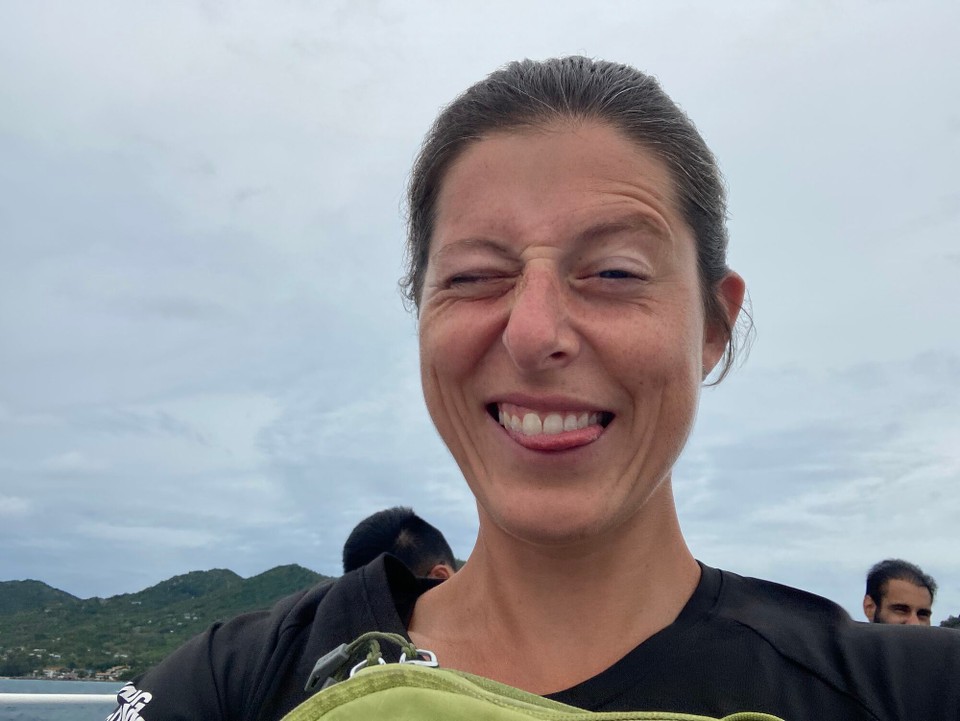 Thailand - Mueang Chumphon - Es ist so windig auf dem Oberdeck, dass es alle Falten glatt zieht 🤪