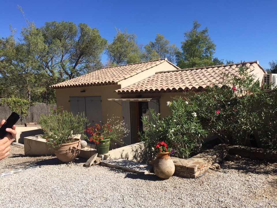 Frankreich - Grimaud - Willkommen in unserem schönen  Landhaus  :-)  Unser netter Vermieter gibt uns Landkarte mit seinen Ausflugstips und interessanten Lokalen.