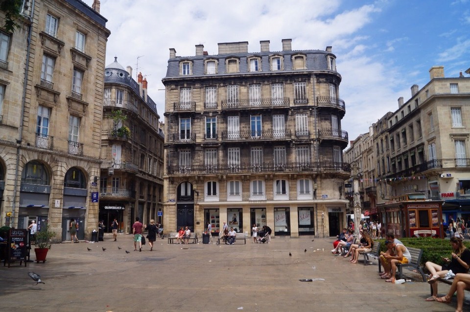 Frankreich - Bordeaux - Schoene grosse plaetze. Leider war die Stadt ein wenig vermuellt, was nicht immer der fall ist.