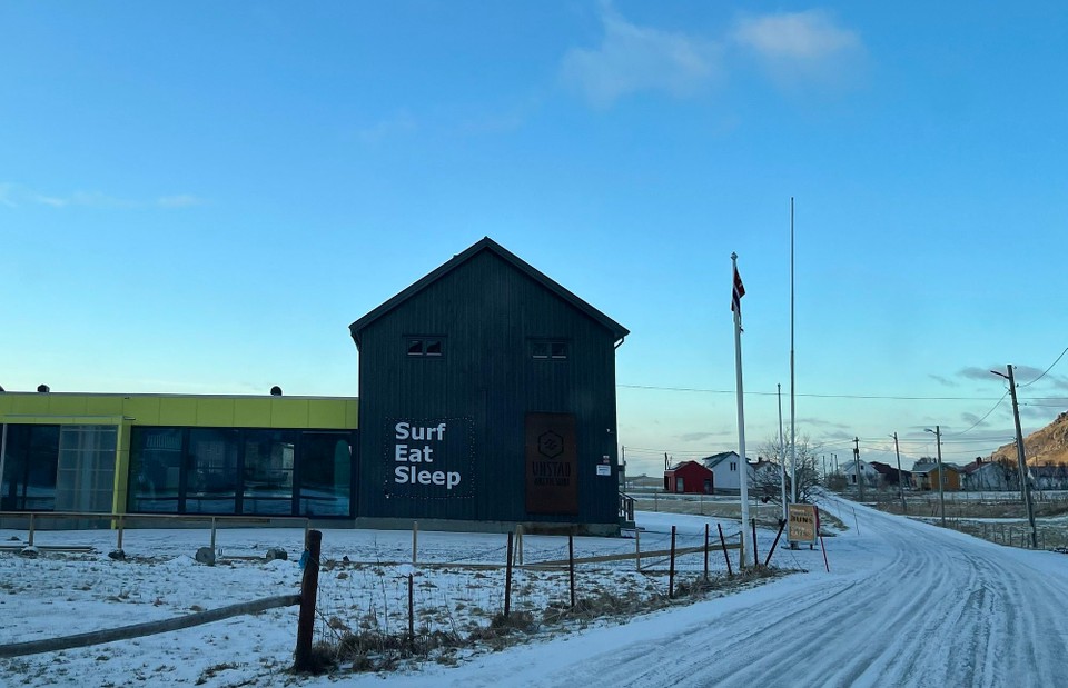Norwegen - Bøstad - Ustand, das Surf Paradies auf den Lofoten. Gerüchten zufolge soll es hier die besten Zimtschnecken geben. Leider ist das Kaffee geschlossen und wir können es nicht testen. 