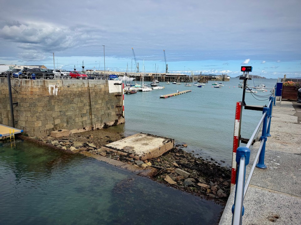 Vereinigtes Königreich - Castel - Warten auf die Flut, um den Hafen zu verlassen. 