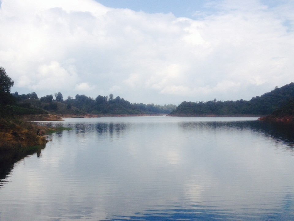 Kolumbien - Medellín - Ein letzter Blick über einen der Seen beim Spaziergang in Guatapé.