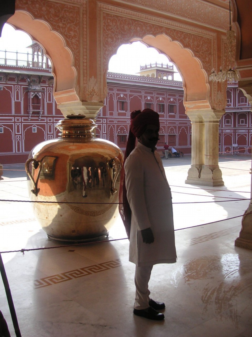 Indien - Jaipur - Opulente Gefäße enthielten heiliges Wasser aus dem Ganges