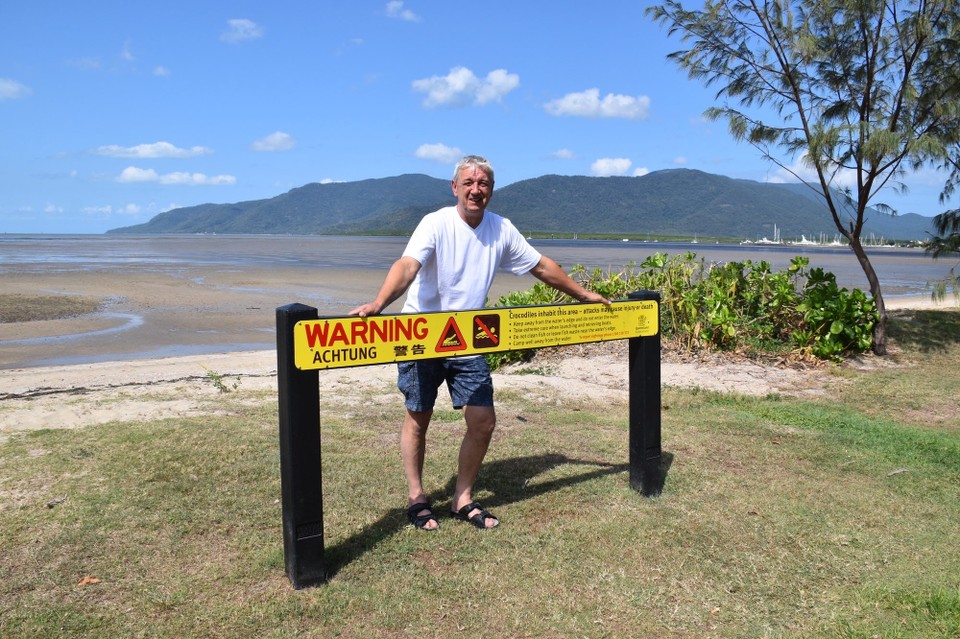 Australien - Cairns North - Bei den Wetter ging es natürlich sofort zum Strand, doch wo ist der?
Und was ist das für ein Schild ???
Hier war gerade Ebbe denke ich, und da Cairns in einer Bucht an einer Flussmündung liegt, war das Baden nicht zu empfehlen.
