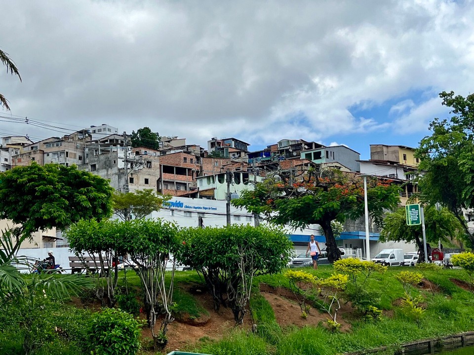 Brasilien - Salvador - Blick auf die Favelas am Stadium
