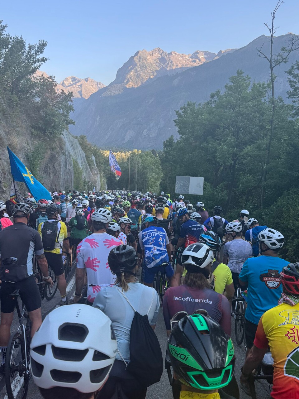 Frankreich - Villard-Reculas - So sieht es aus, wenn 500.000 Menschen wieder vom Berg runter wollen. 