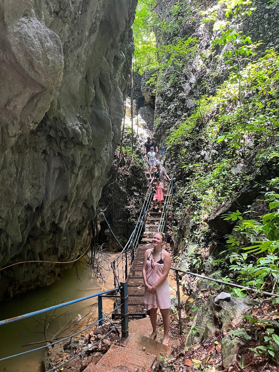 Laos - Vang Vieng - Durch eine Höhle kommen wir in diese Schlucht